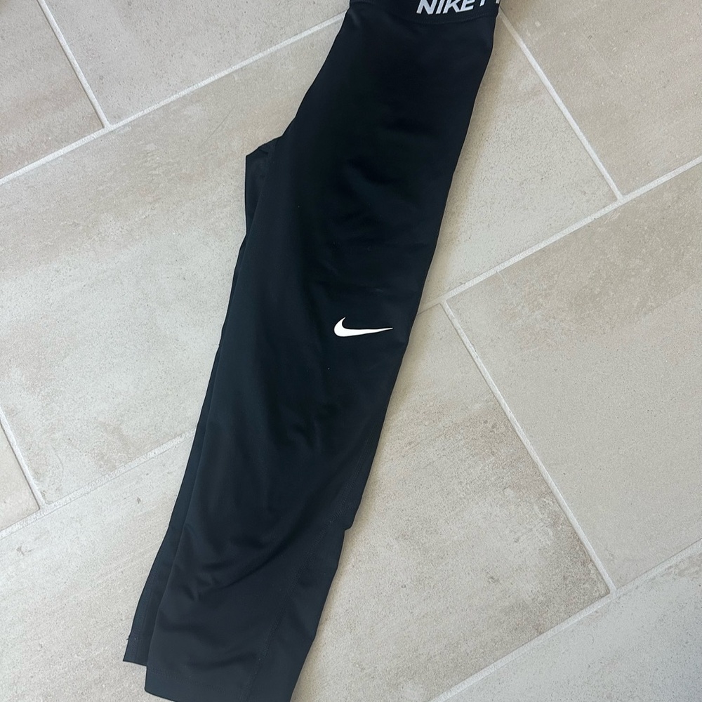 Nike Black Leggings with Stretchy Fabric and Sleek Design